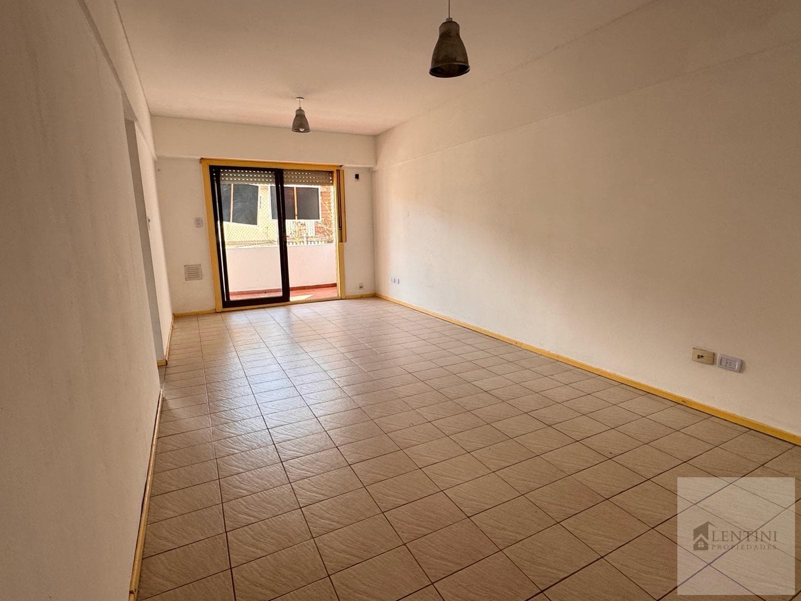 3-room apartment with an elevator and a balcony facing the street