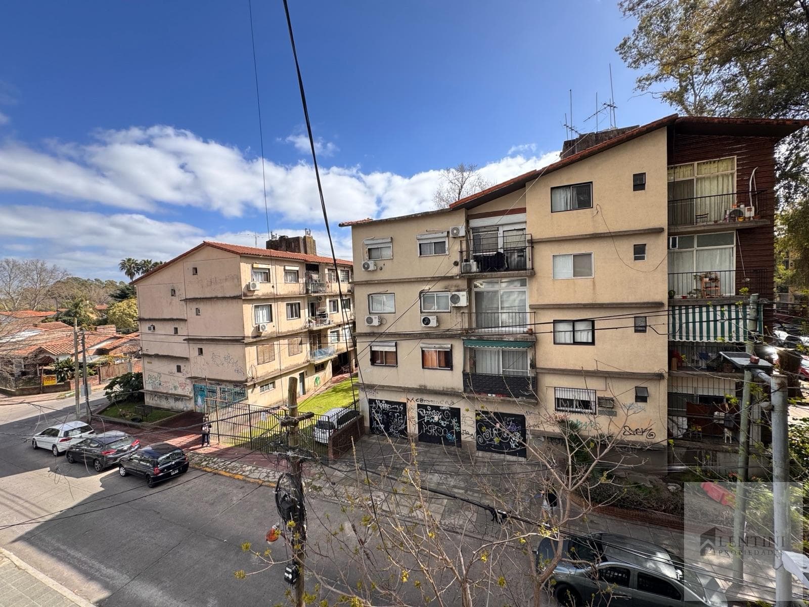 3-room apartment with an elevator and a balcony facing the street