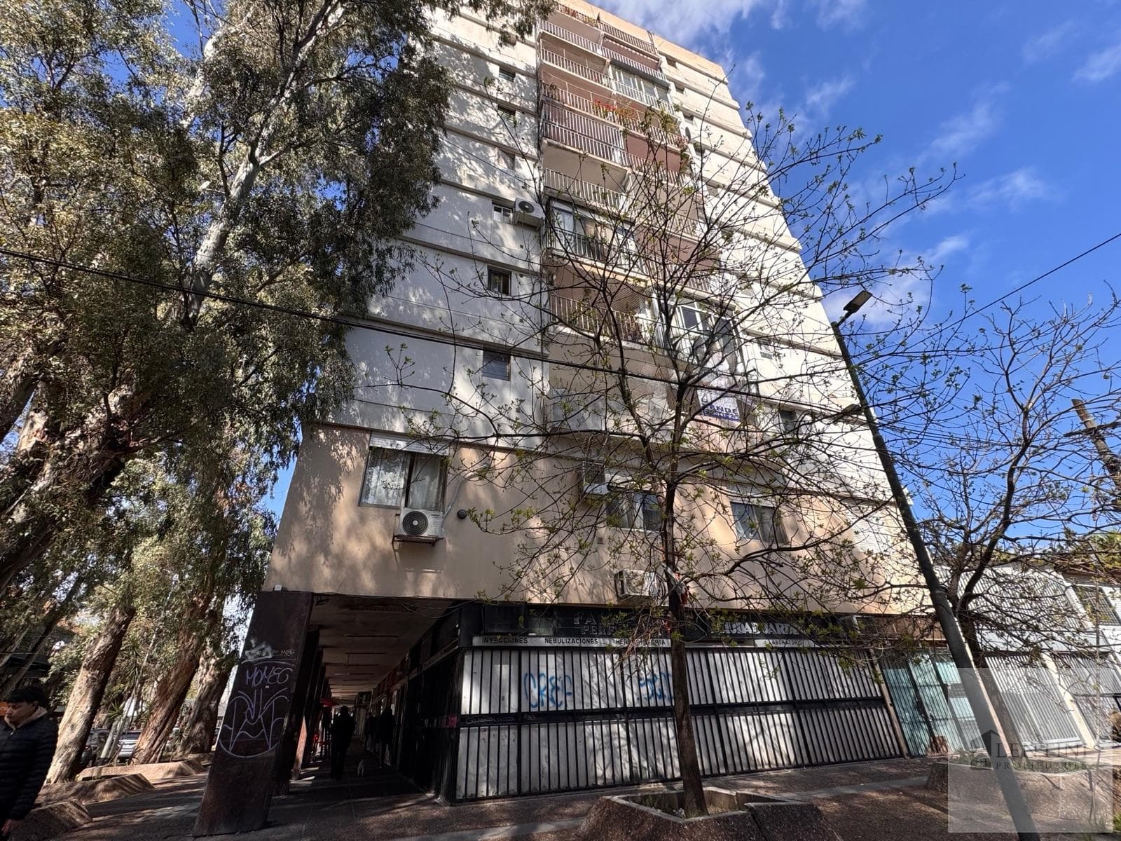 3-room apartment with an elevator and a balcony facing the street