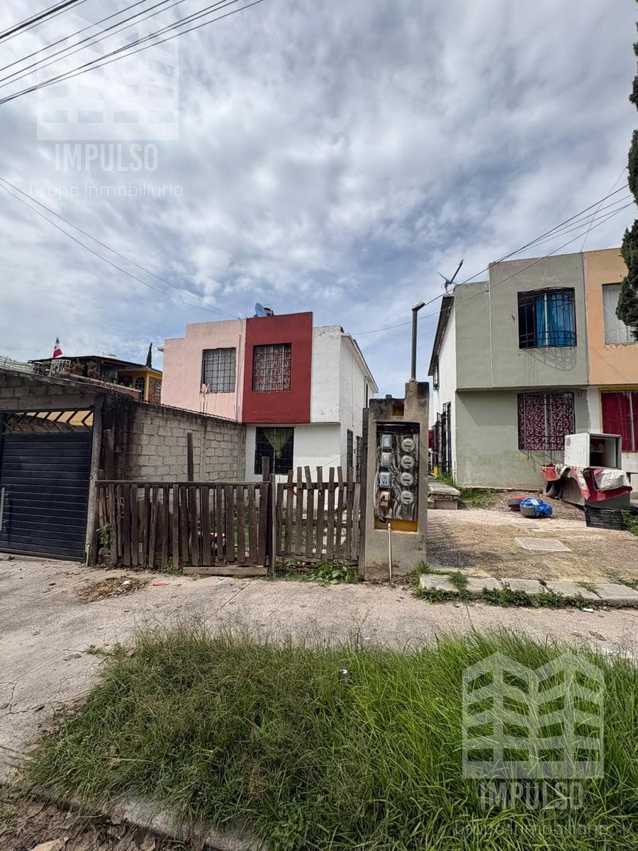 Santa Teresa Huehuetoca: Two-Story House on the Avenue