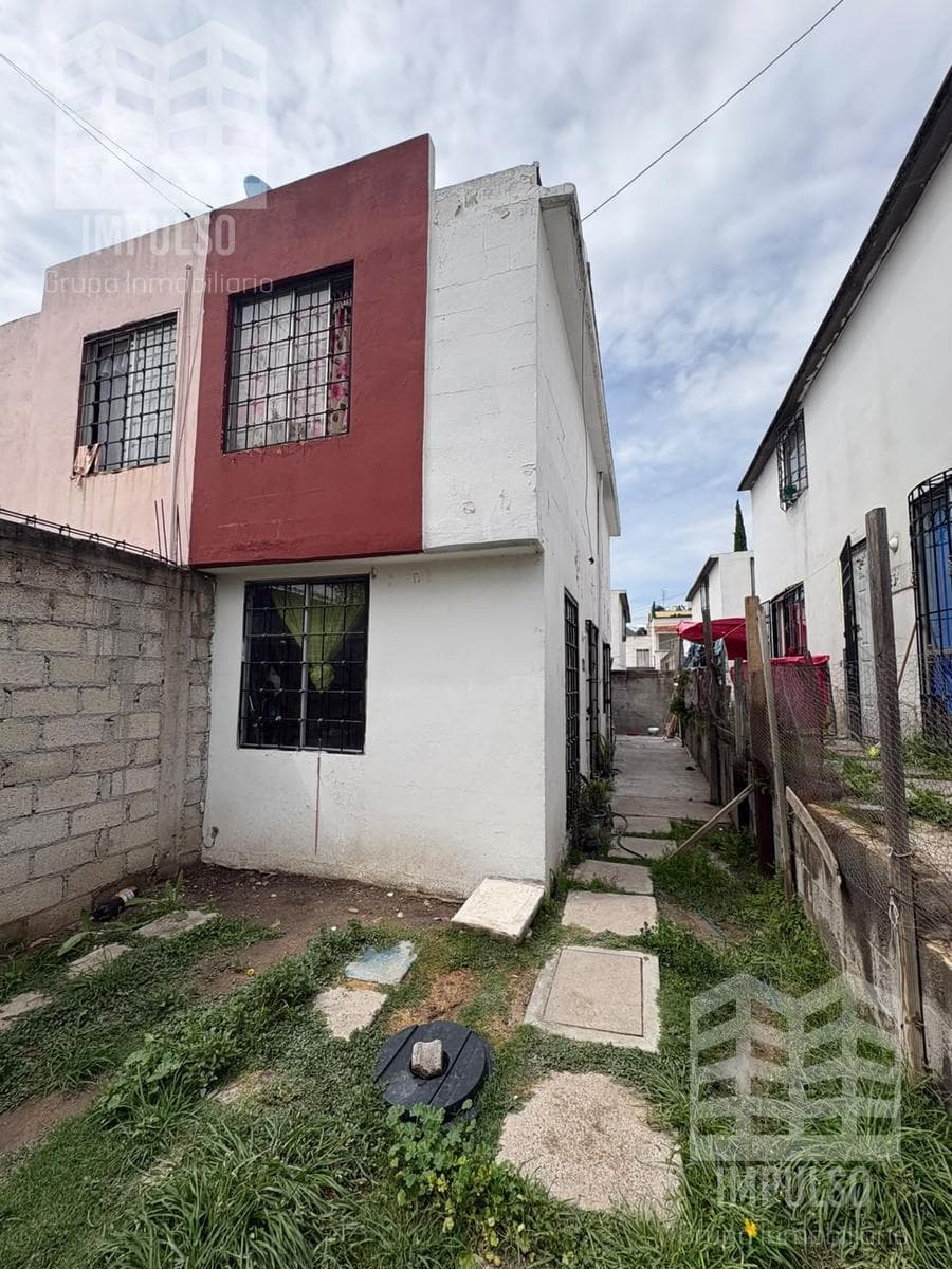 Santa Teresa Huehuetoca: Two-Story House on the Avenue