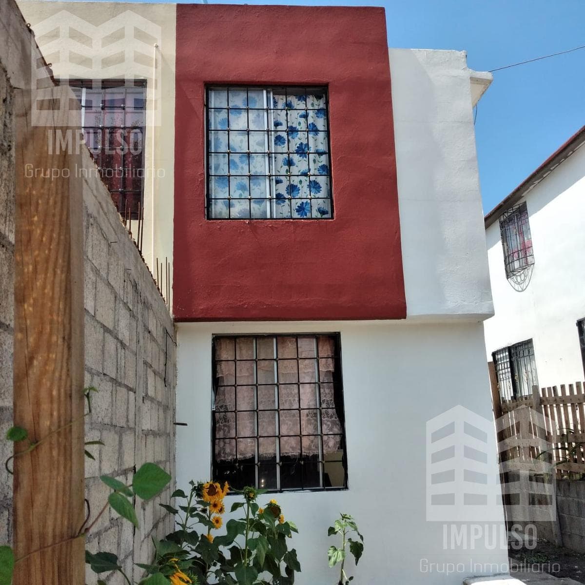 Santa Teresa Huehuetoca: Two-Story House on the Avenue
