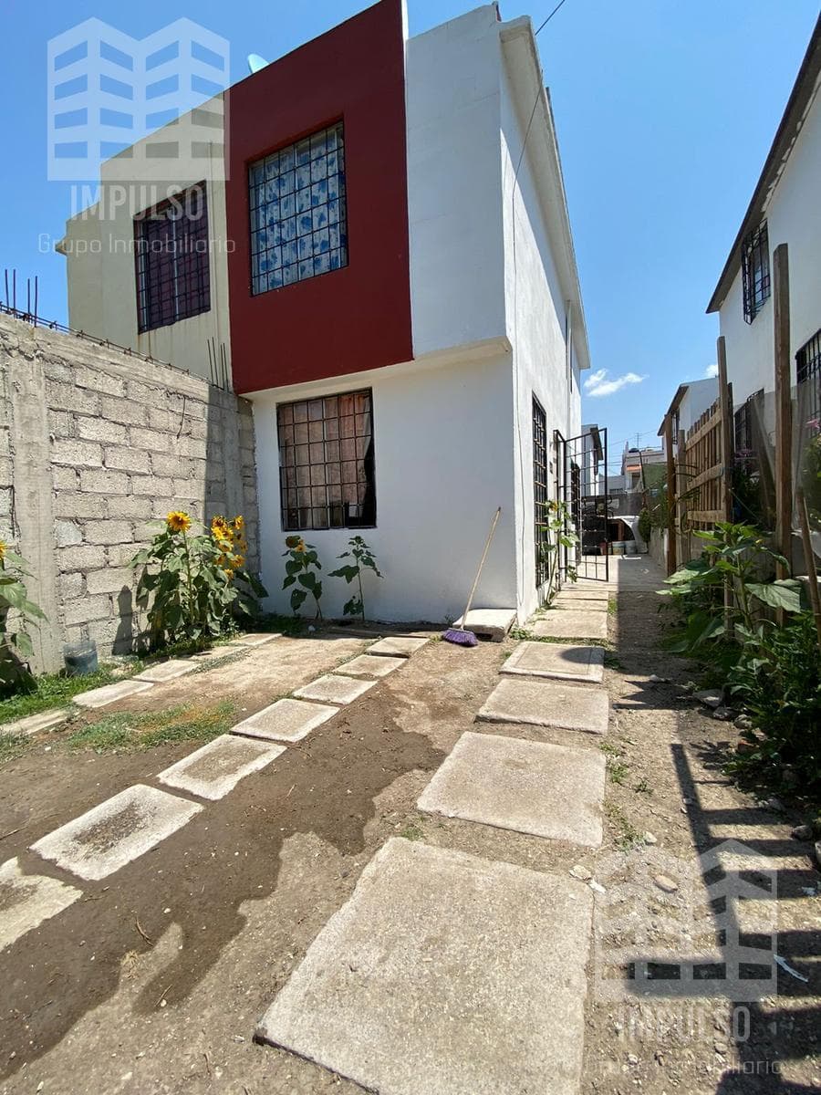 Santa Teresa Huehuetoca: Two-Story House on the Avenue
