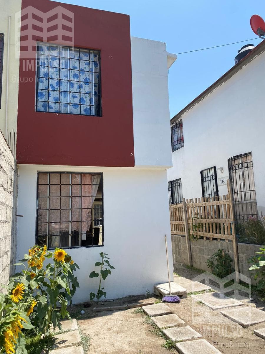 Santa Teresa Huehuetoca: Two-Story House on the Avenue