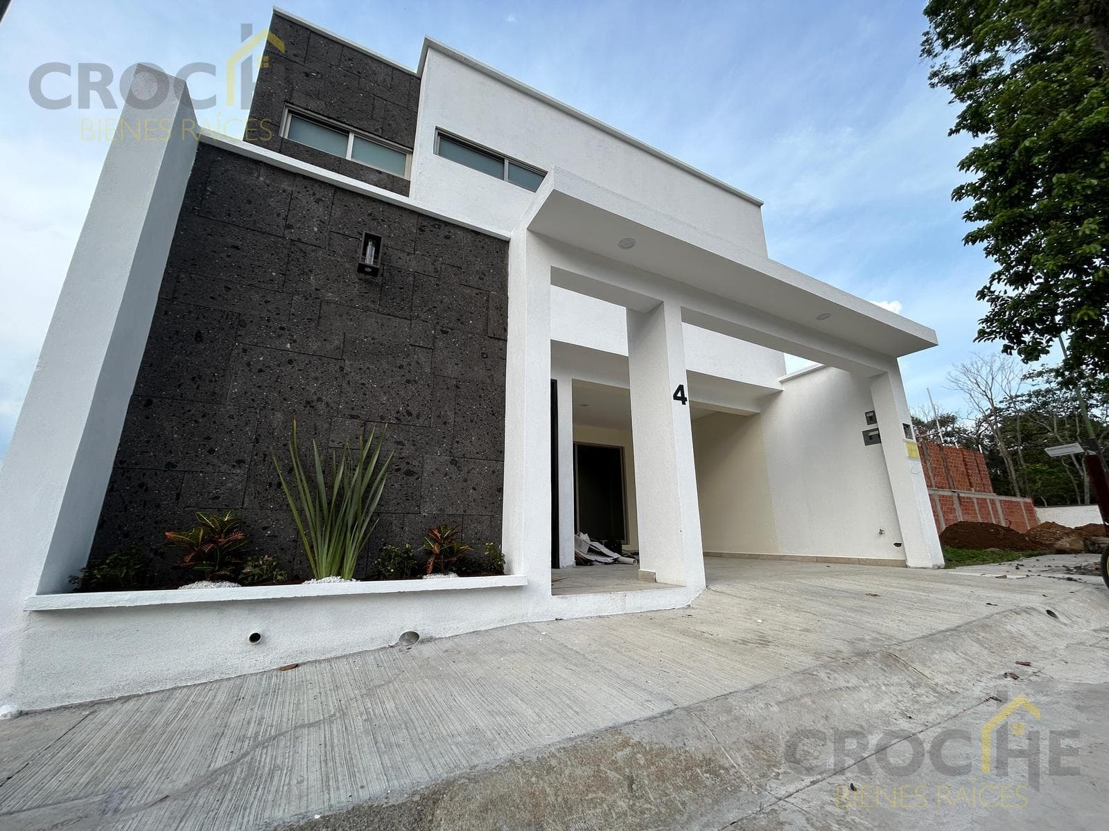 HOUSE FOR SALE IN A PRIVATE SUBDIVISION IN COATEPEC, VERACRUZ