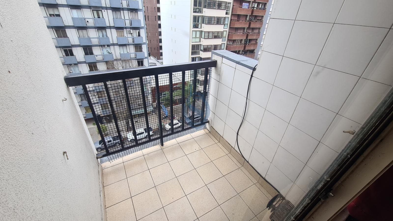 One-room apartment with a balcony overlooking Avenida Colón. Plaza Mitre area