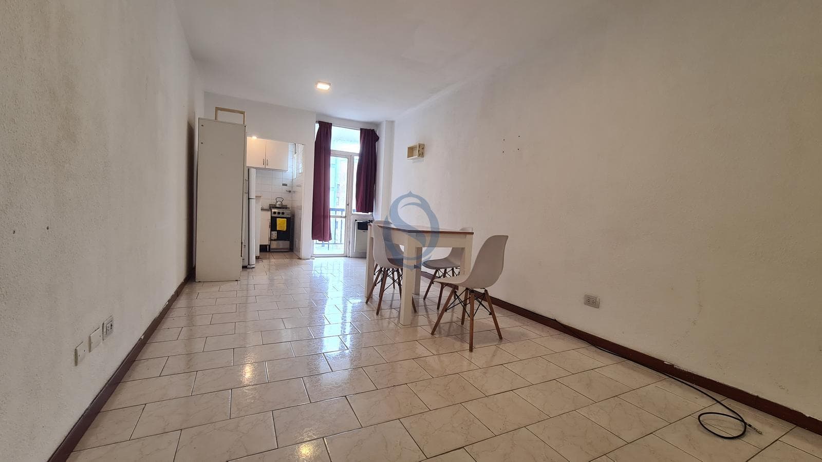 One-room apartment with a balcony overlooking Avenida Colón. Plaza Mitre area