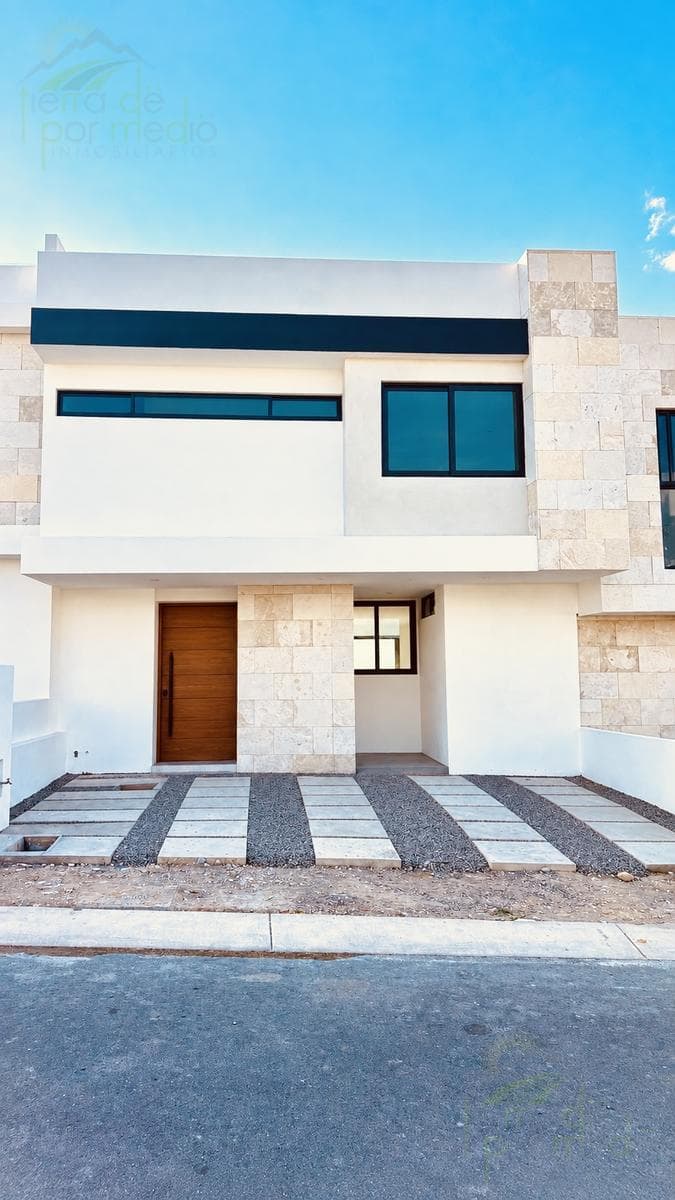 House with TV Room and Space for a Roof Garden, Juriquilla