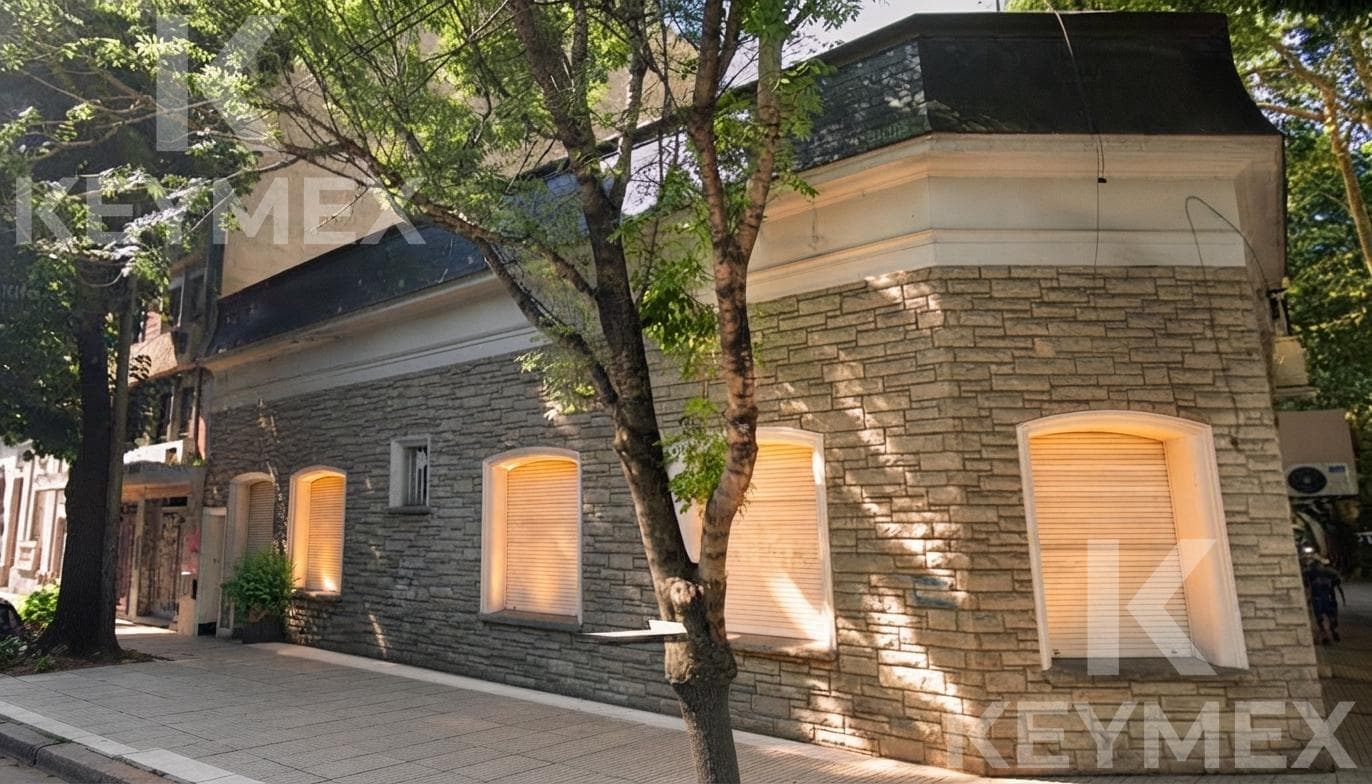 4-Bedroom House for Sale with Garage and Terrace - Corner of Calle 8 and 56, La Plata