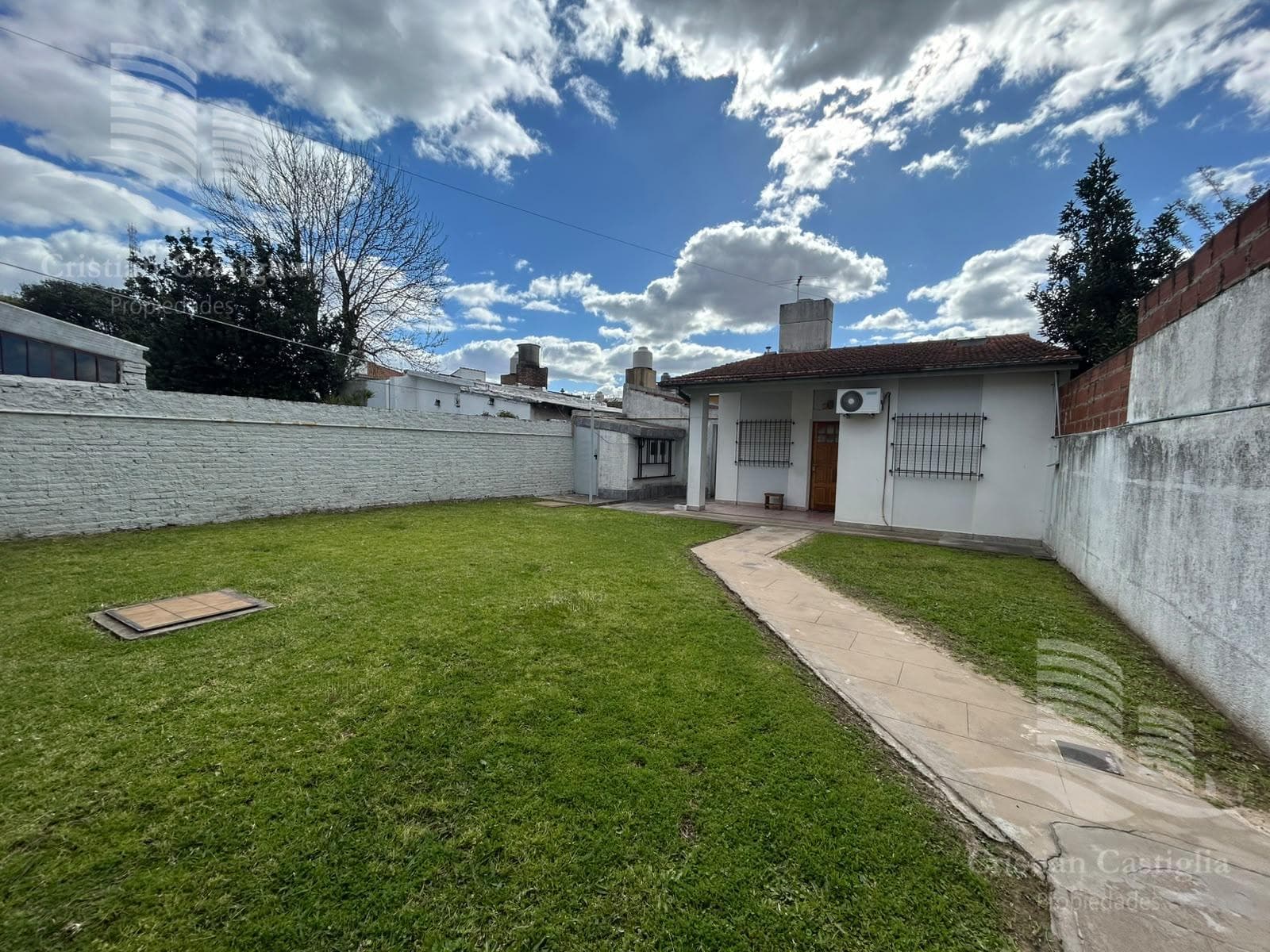 3-Room House in a Quiet Neighborhood with a Garden and Grill for Rent in Villa Adelina