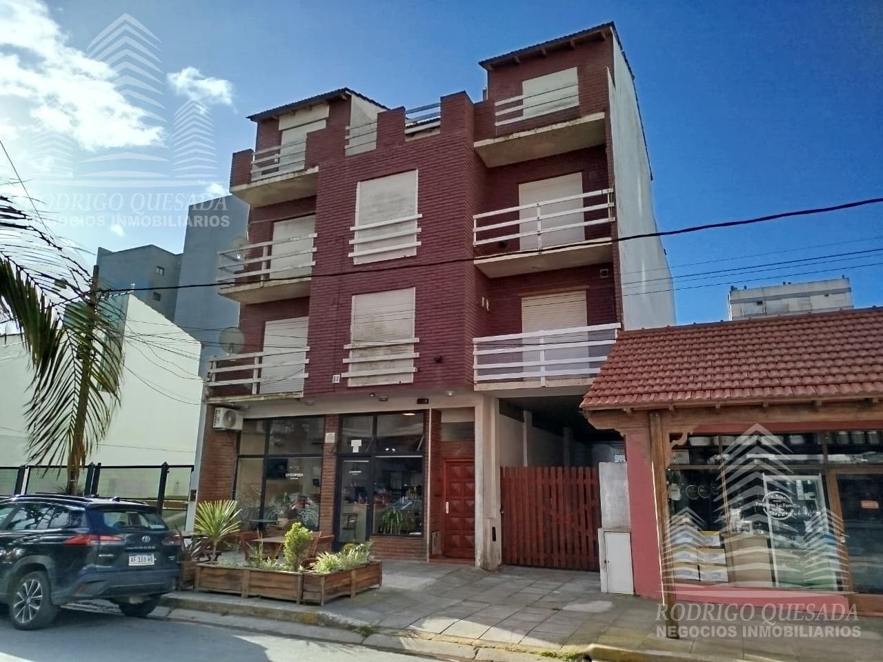 Excellent studio apartment with a garage just steps from the ocean!!