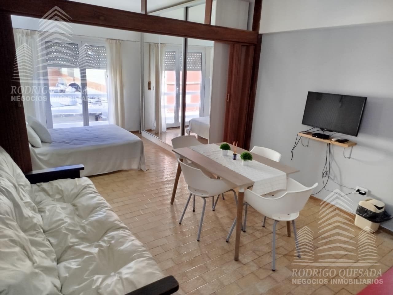Excellent studio apartment with a garage just steps from the ocean!!