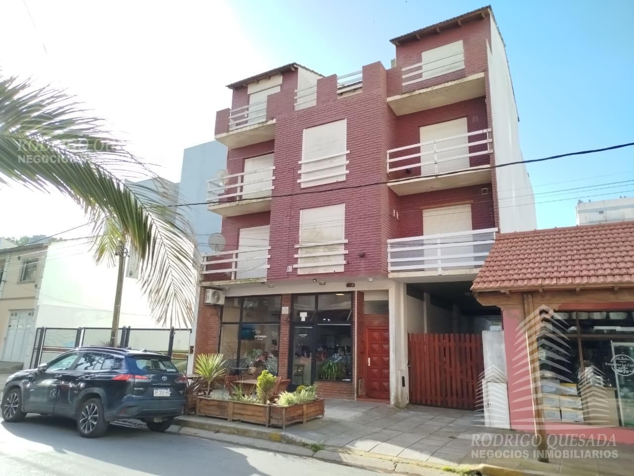 Excellent studio apartment with a garage just steps from the ocean!!