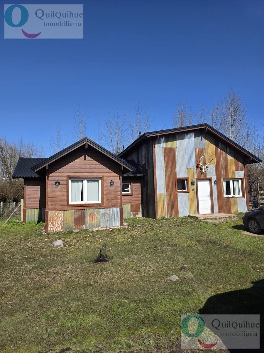 House on a side street in Gingins with 2 bedrooms and an office. Very bright