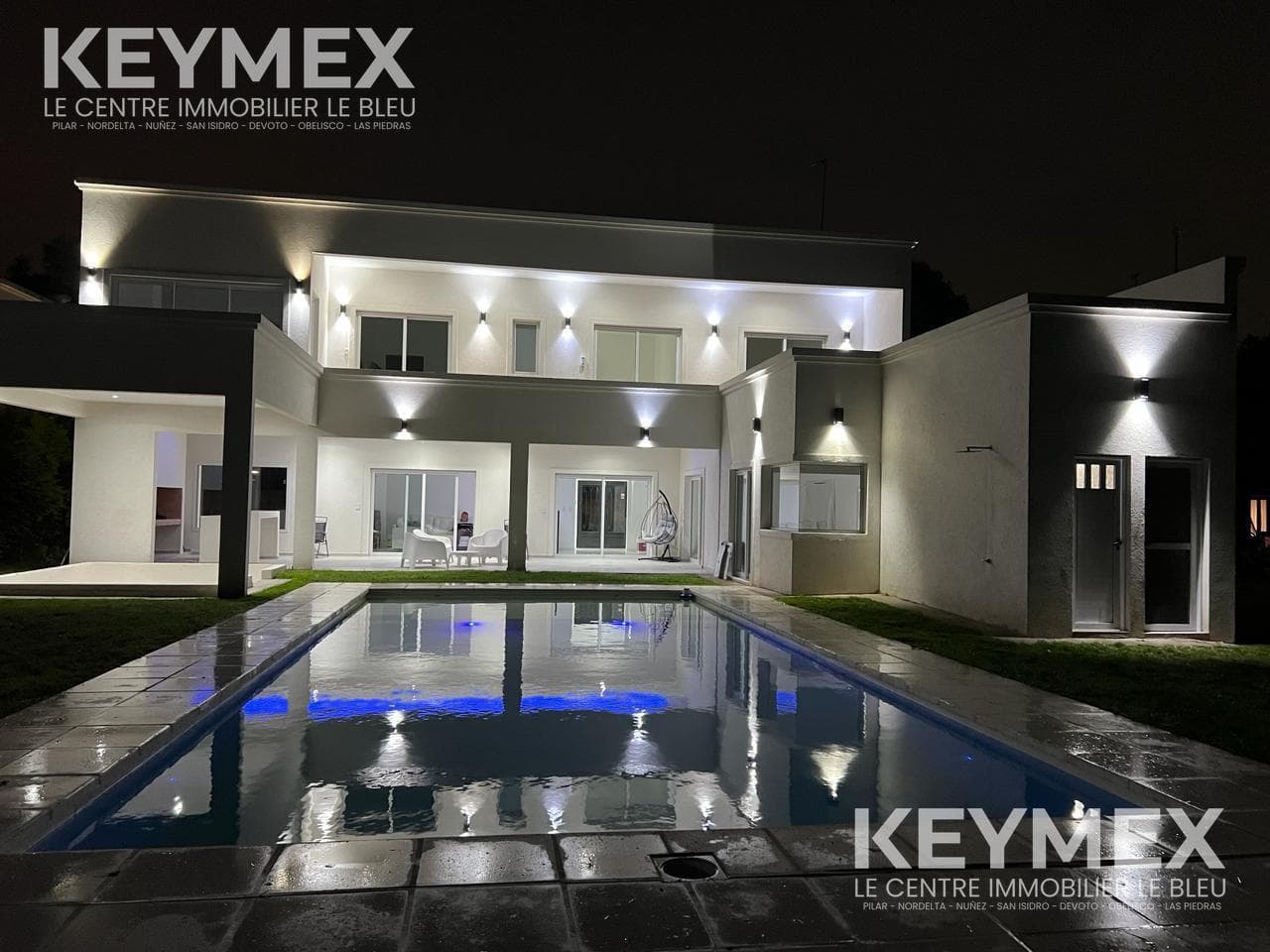 Espectacular casa a la venta con excelente calidad constructiva en lote a la laguna