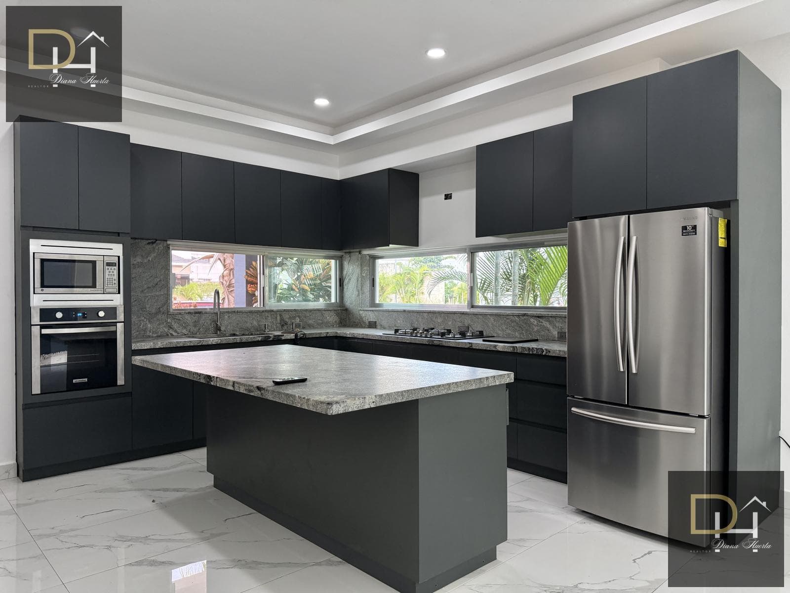 HOUSE FOR SALE IN THE ARBOLADA RESIDENTIAL COMPLEX, CANCÚN | 3 BEDROOMS + ROOF GARDEN + ACCESS TO GREEN SPACE