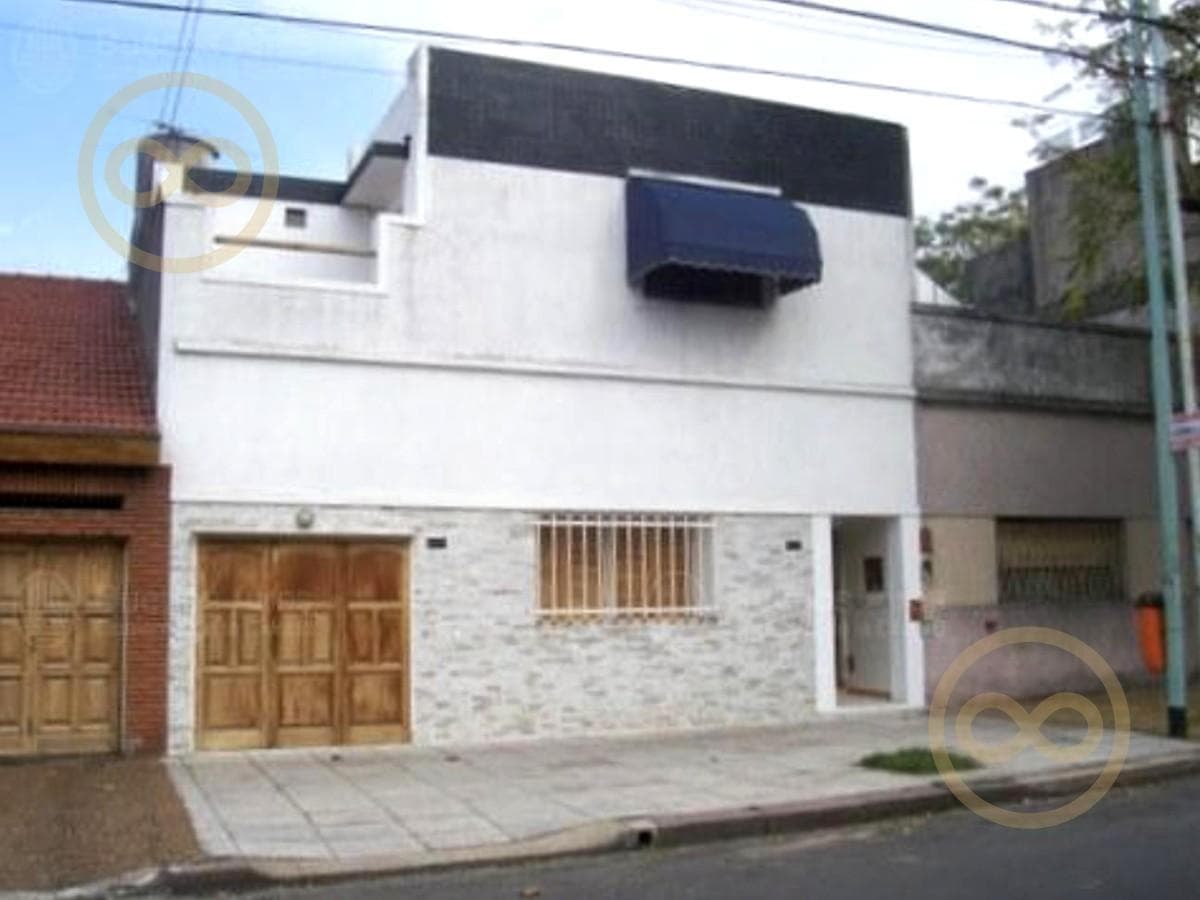 HOUSE FOR SALE ON ITS OWN LOT WITH GARAGE AND TERRACE IN VILLA PUEYRREDÓN