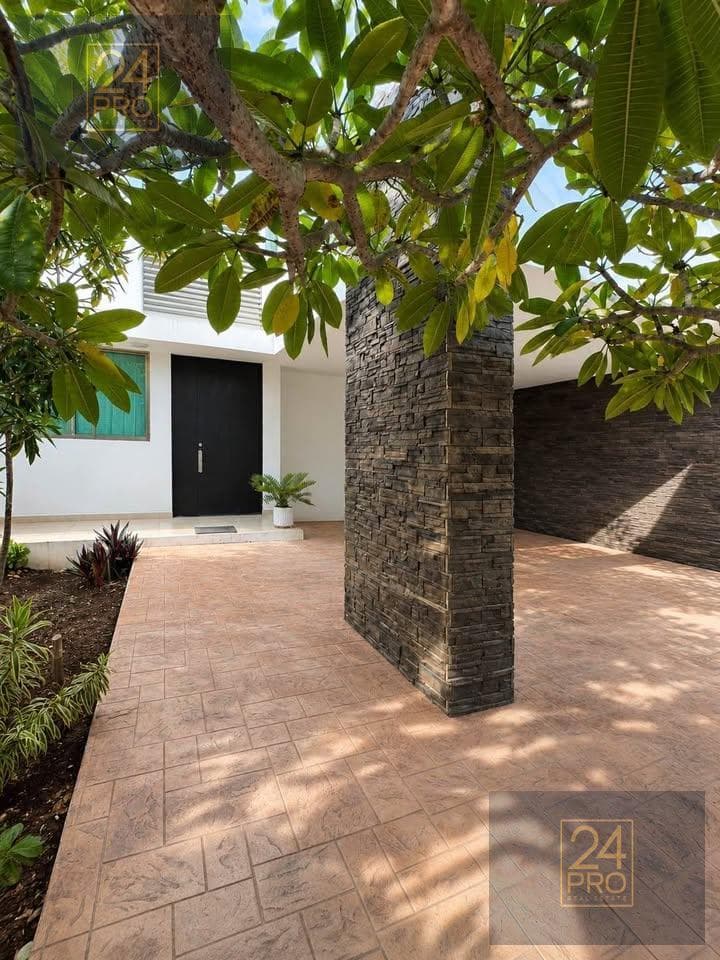 | Beautiful home for sale in Montebello |