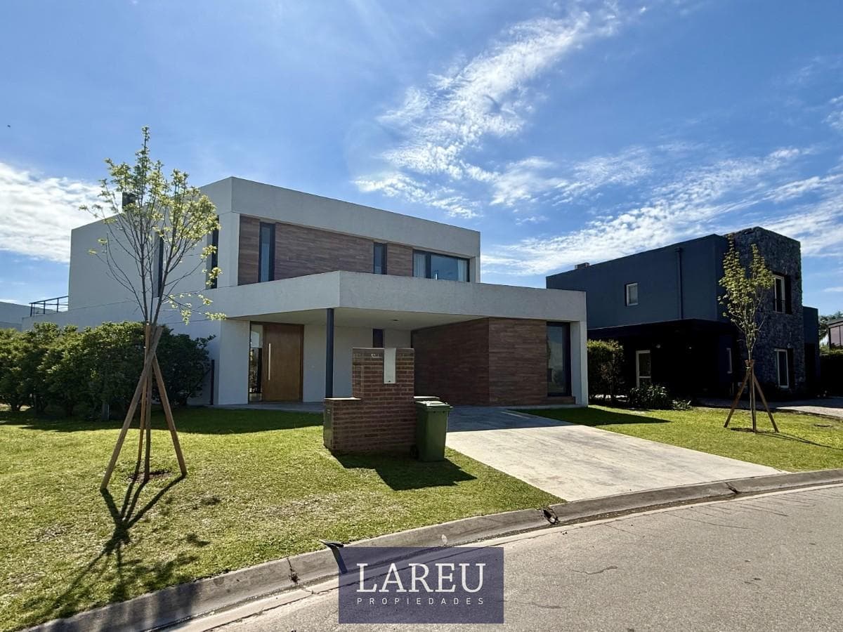 House in Ayres Plaza, Pilar.