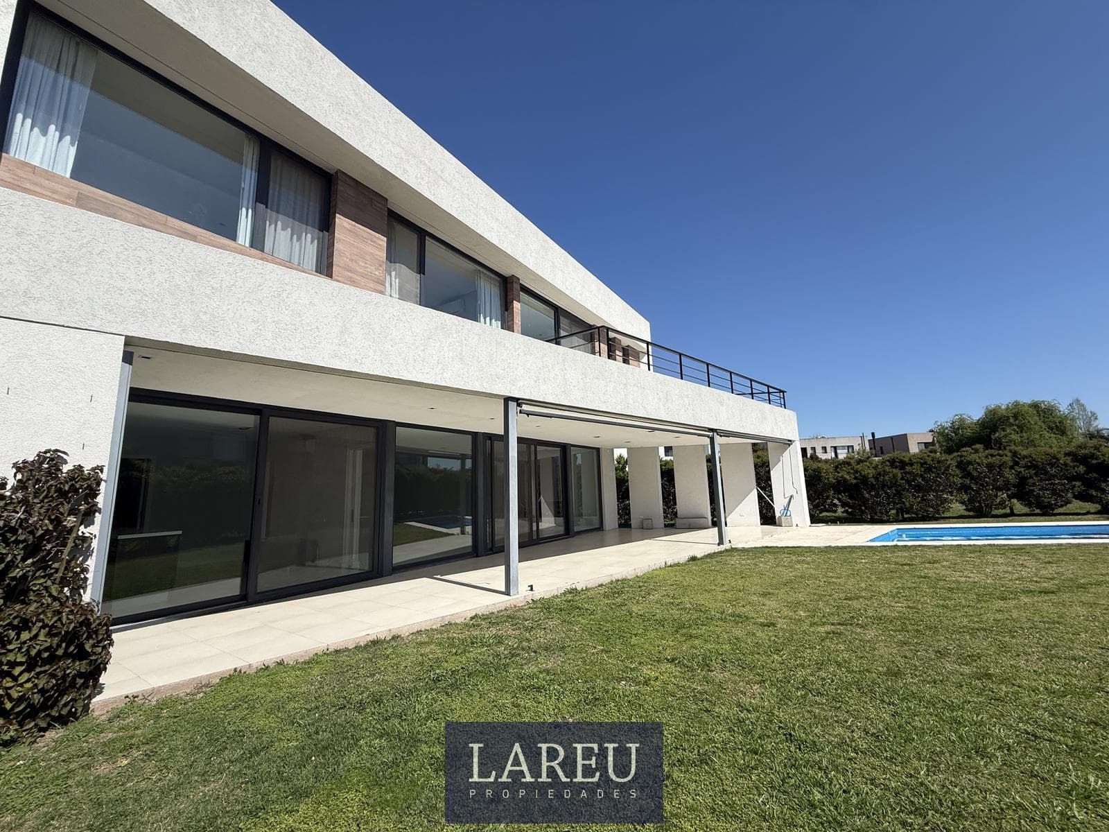 House in Ayres Plaza, Pilar.