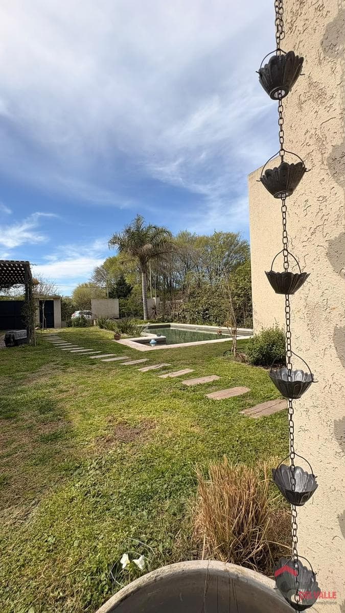 For sale: country house, 140 m2, on a 545 m2 lot, in the Centenario neighborhood. Pehuajó. Excellent condition. House, pool, garden....