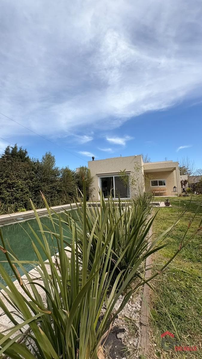 For sale: country house, 140 m2, on a 545 m2 lot, in the Centenario neighborhood. Pehuajó. Excellent condition. House, pool, garden....