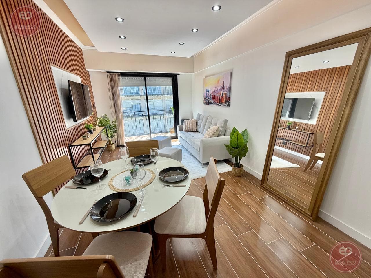2-bedroom street-facing apartment with a balcony, renovated, downtown, Mar del Plata