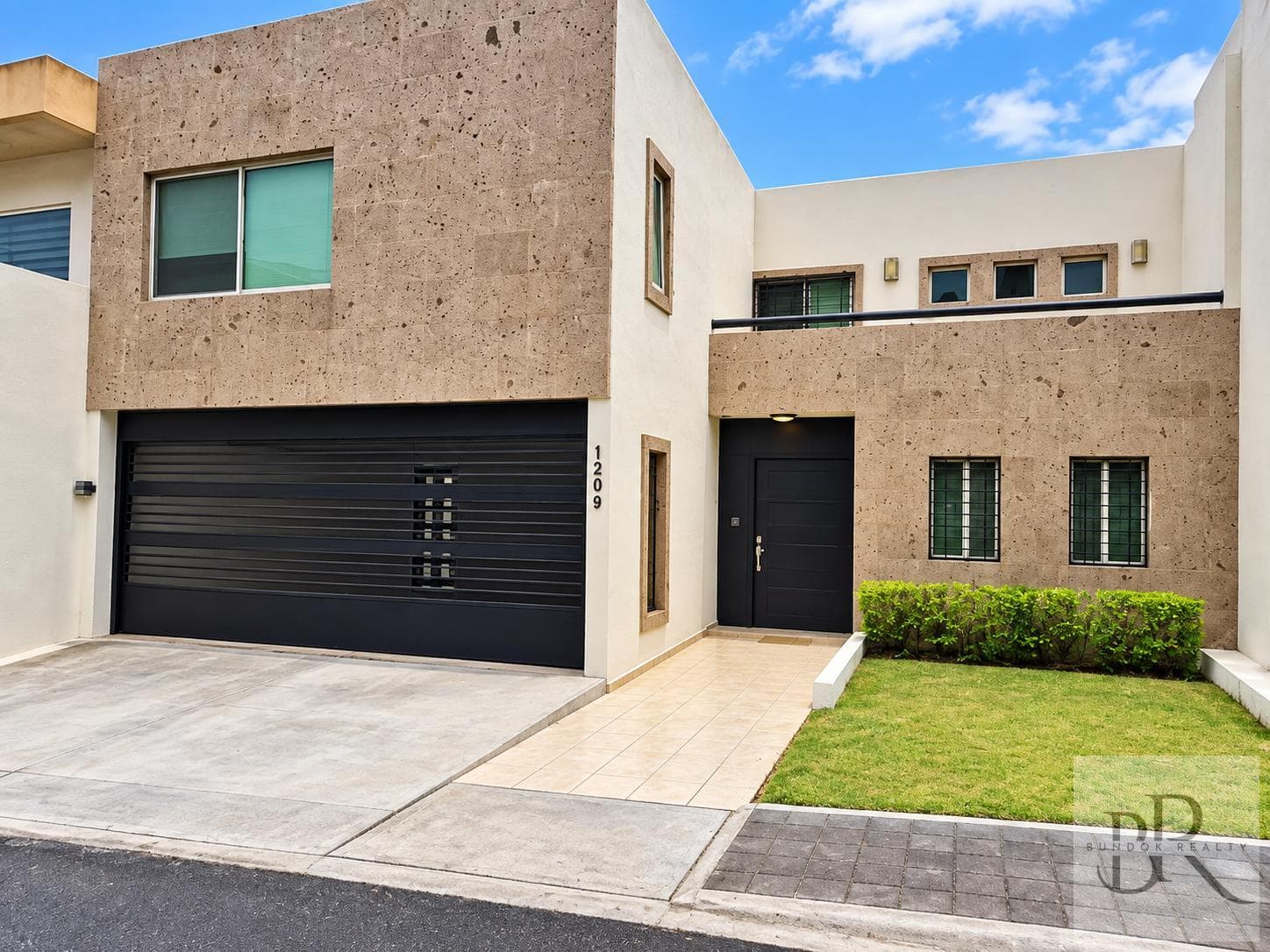 PALMARES RESIDENTIAL COMPLEX, NATIONAL HIGHWAY AREA