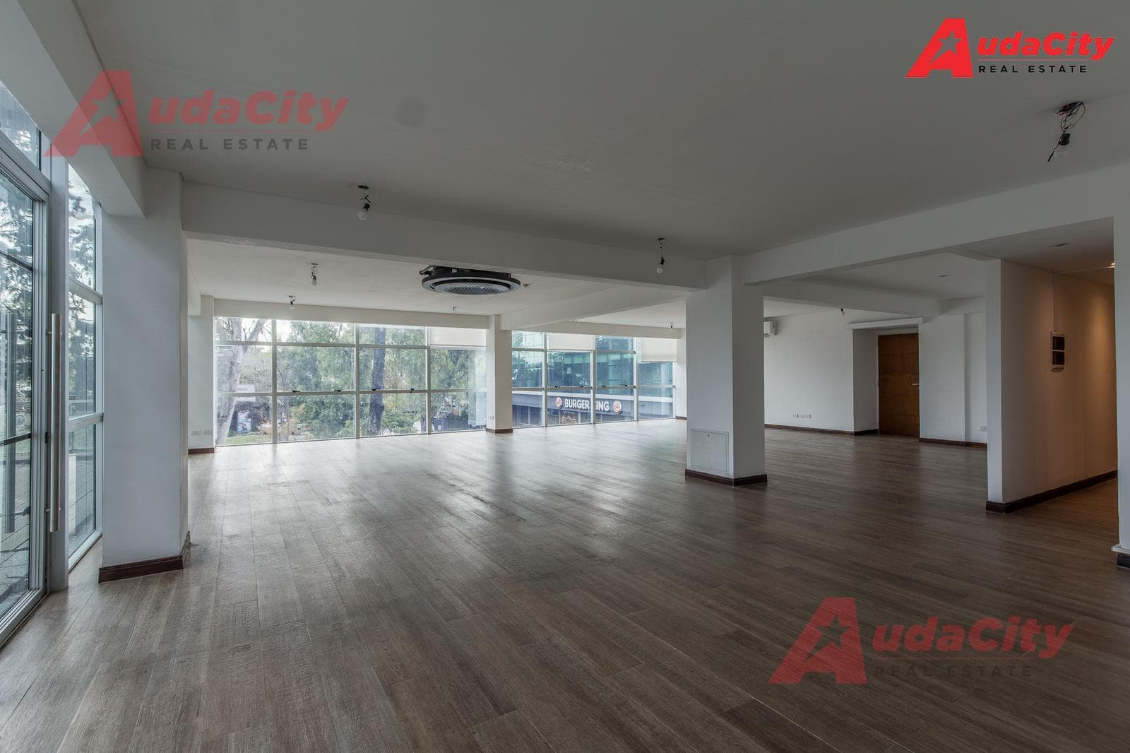Office for sale in the Parque Leloir neighborhood with a terrace and two parking spaces THE BEST OFFICE