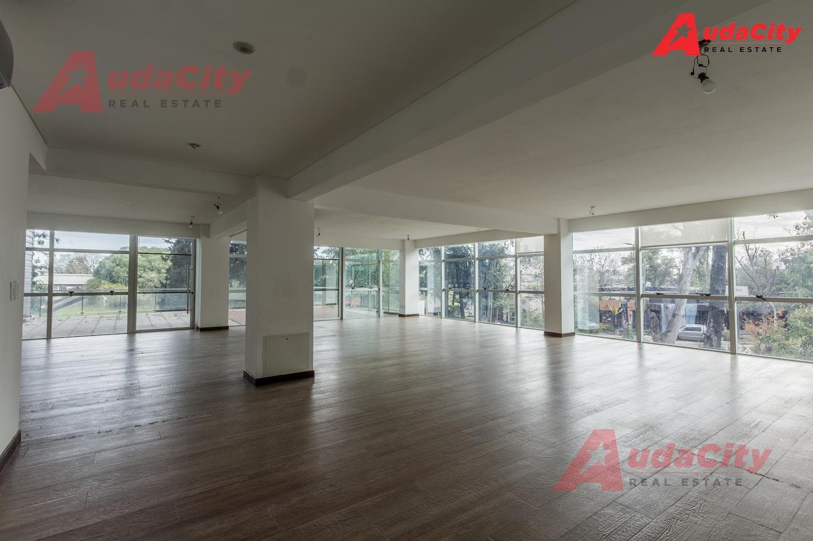 Office for sale in the Parque Leloir neighborhood with a terrace and two parking spaces THE BEST OFFICE