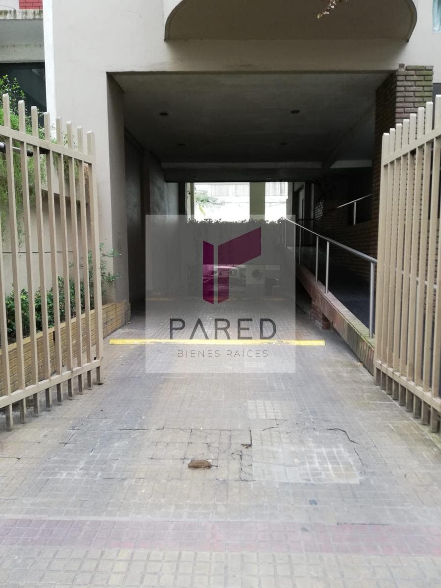 Covered garage for sale in La Plata.