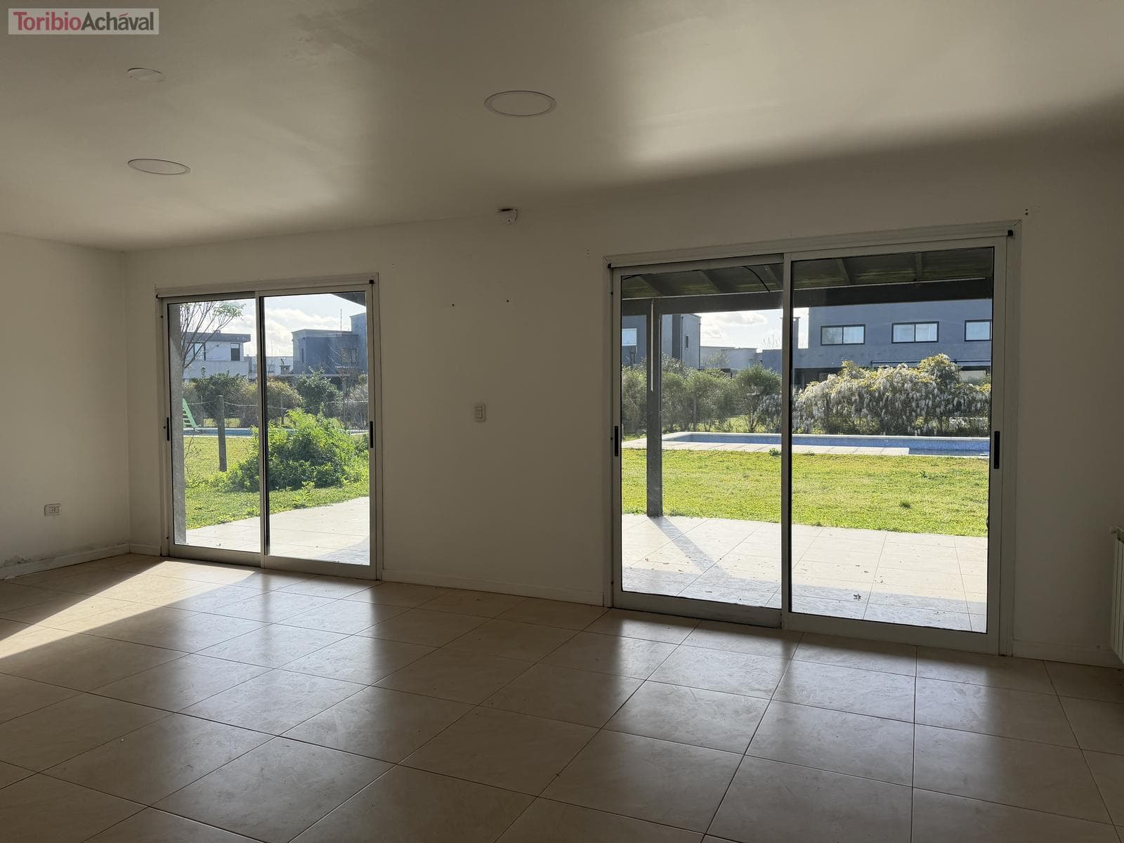 House for sale in the San Gabriel neighborhood: one-story, 3 bedrooms, and a pool (first deed)