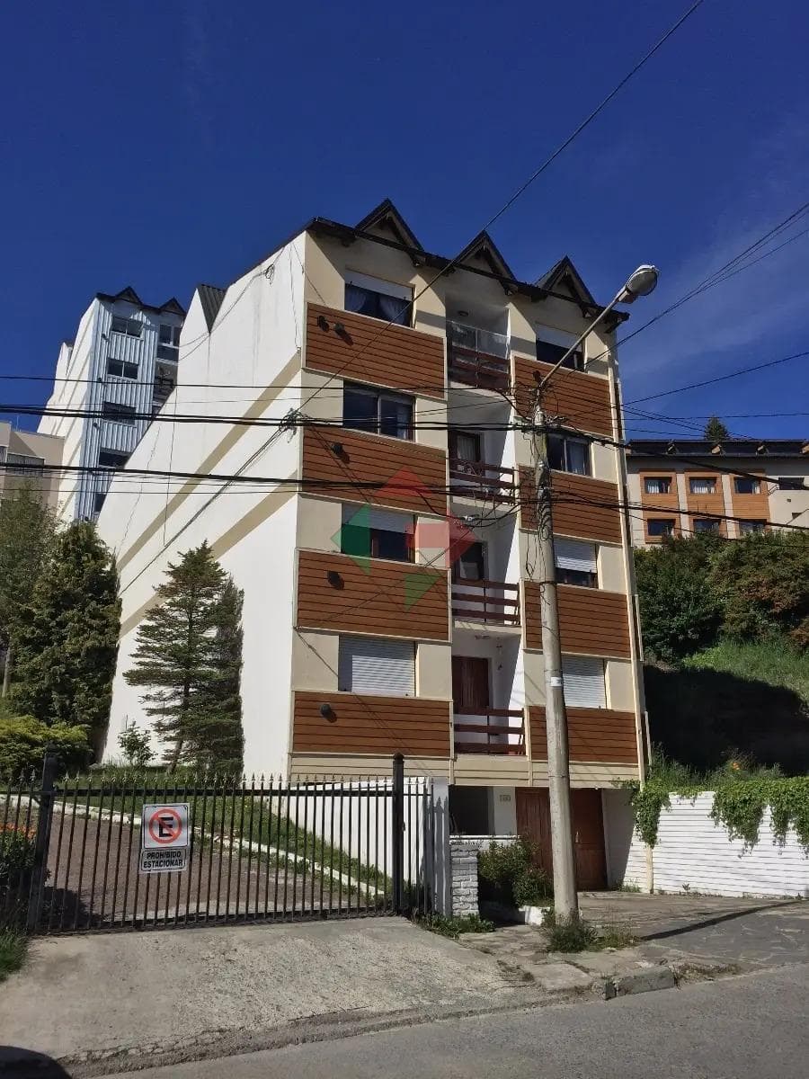 Apartment in Bariloche with 3 bedrooms, 2 bathrooms, and a storage room, located in the city center. Eligible for bank financing.