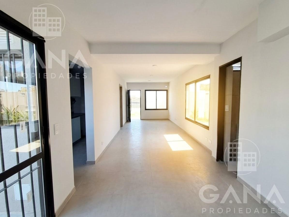 Casa frente en venta en Lomas de Alberdi a estrenar 4 dormitorios 2 baños