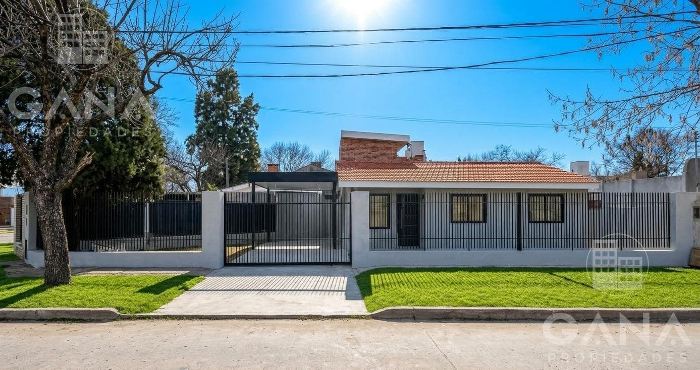 Casa frente en venta en Lomas de Alberdi a estrenar 4 dormitorios 2 baños