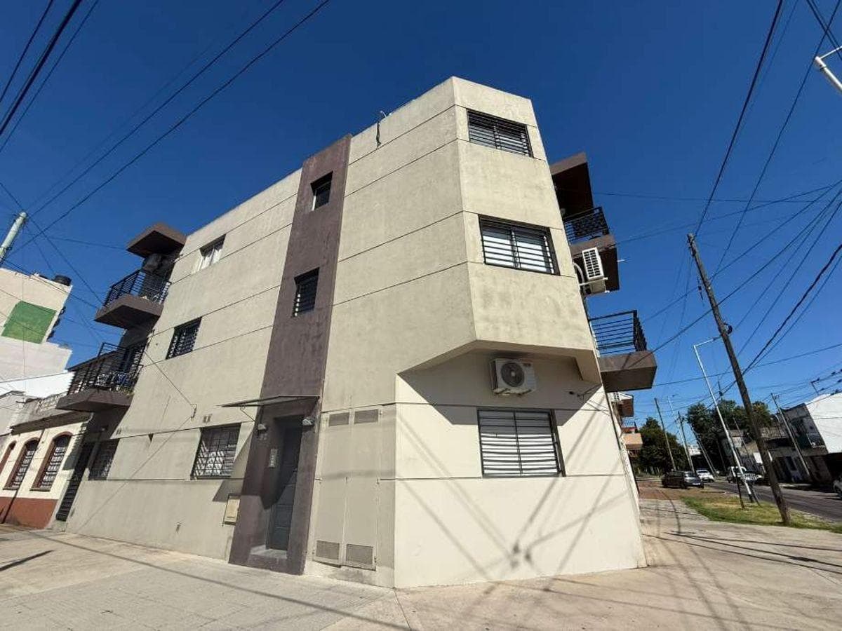 Departamento Moderno de 2 Ambientes en Planta Baja con Patio Propio.