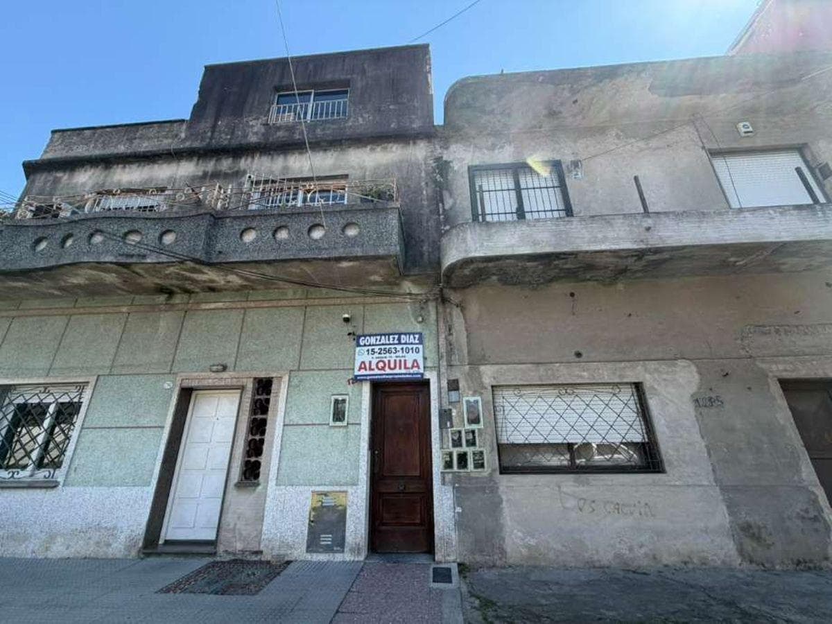 Comodo Departamento Tipo Casa en Alquiler - Primer Piso por Escalera