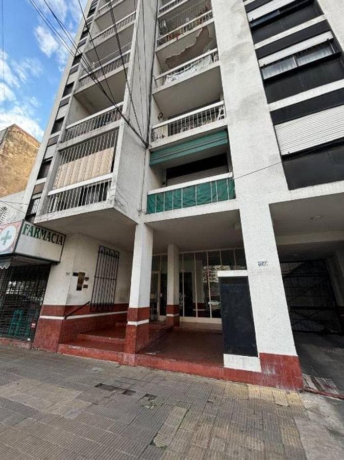 Departamento de 2 Ambientes en Edificio con Balcon al Frente.