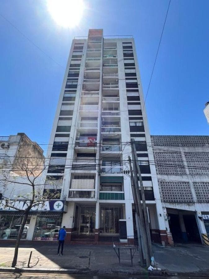 Departamento de 2 Ambientes en Edificio con Balcon al Frente.