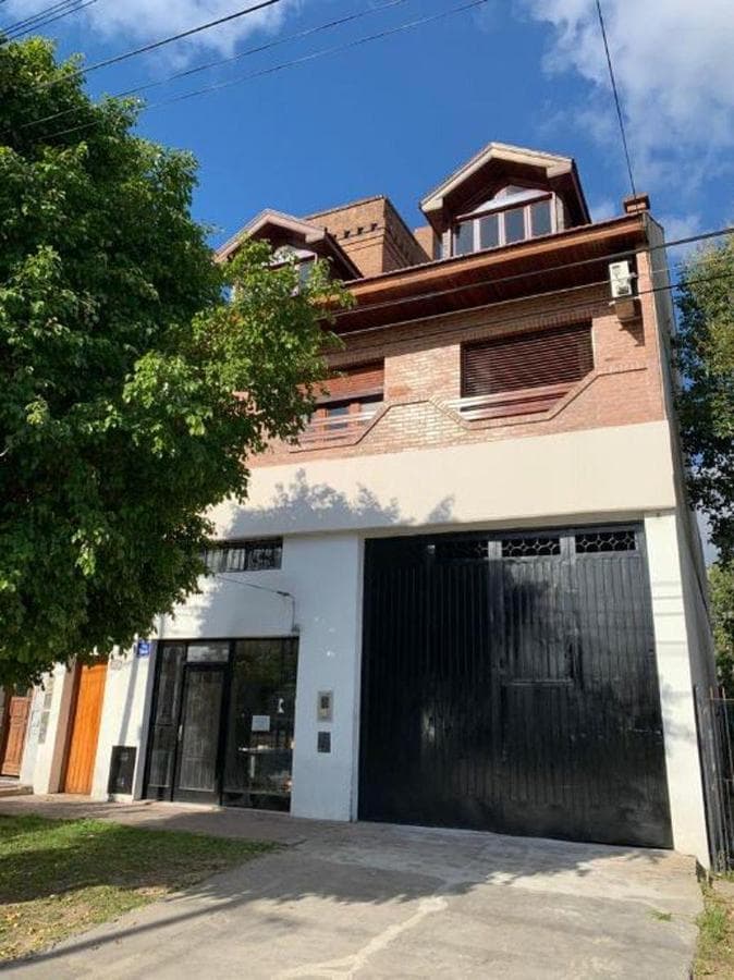 Gran Galpon de 200 MTS Cubiertos Aprox y 200 MTS Descubiertos.