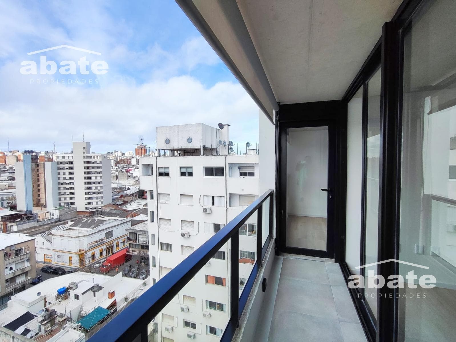 1-bedroom apartment for sale. Includes a garage. 11th floor