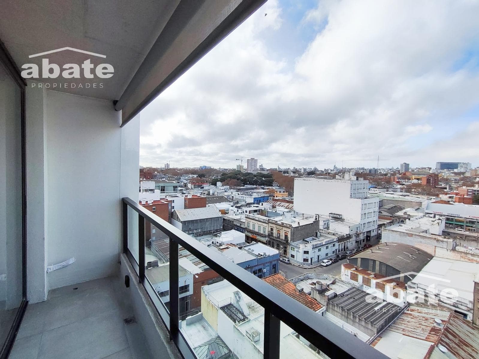 1-bedroom apartment for sale. Includes a garage. 11th floor