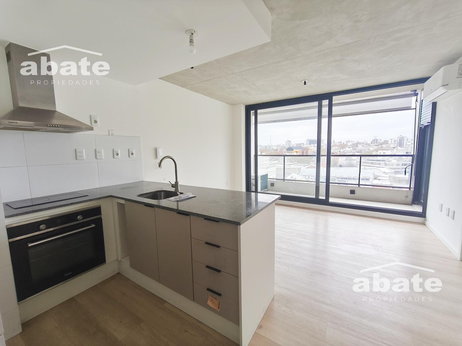 1-bedroom apartment for sale. Includes a garage. 11th floor