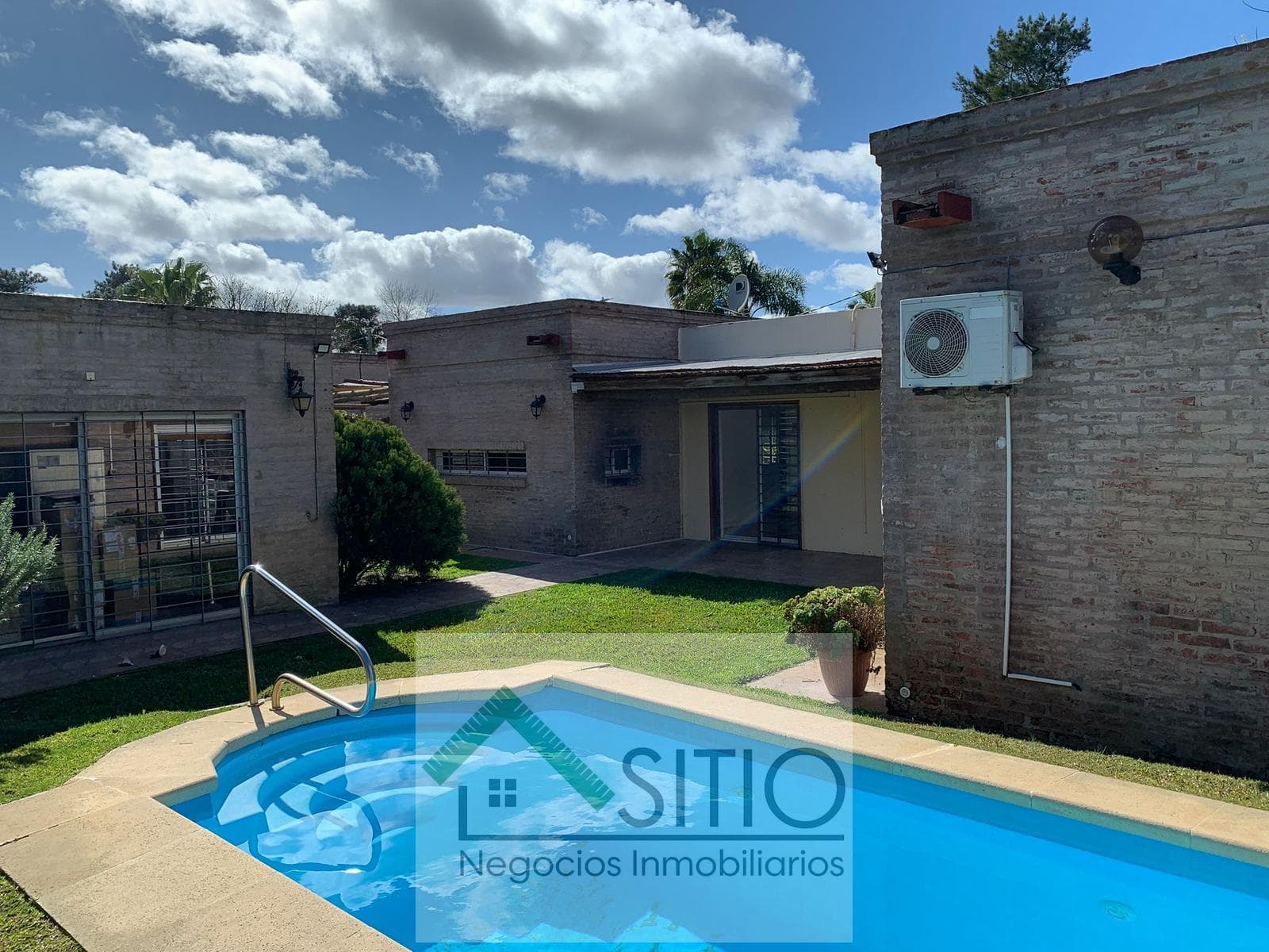 Vendo Casa ALQUILADA de 3 dormitorios, piscinas y bbcoa en El Pinar