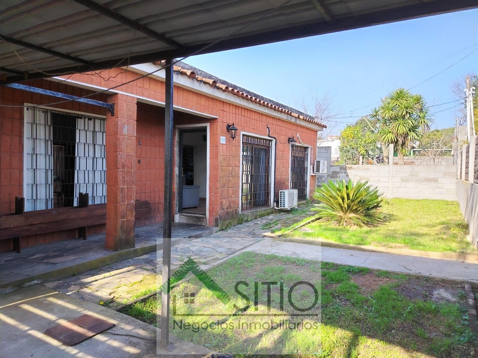 Vendo Casa de 3 dormitorios mas apartamento en Los Aromos