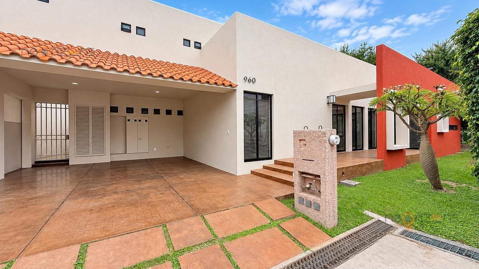Casa Residencial de Una Planta Fracc Villantigua SLP Terraza frente a Areas Verdes y paso del Arroyo