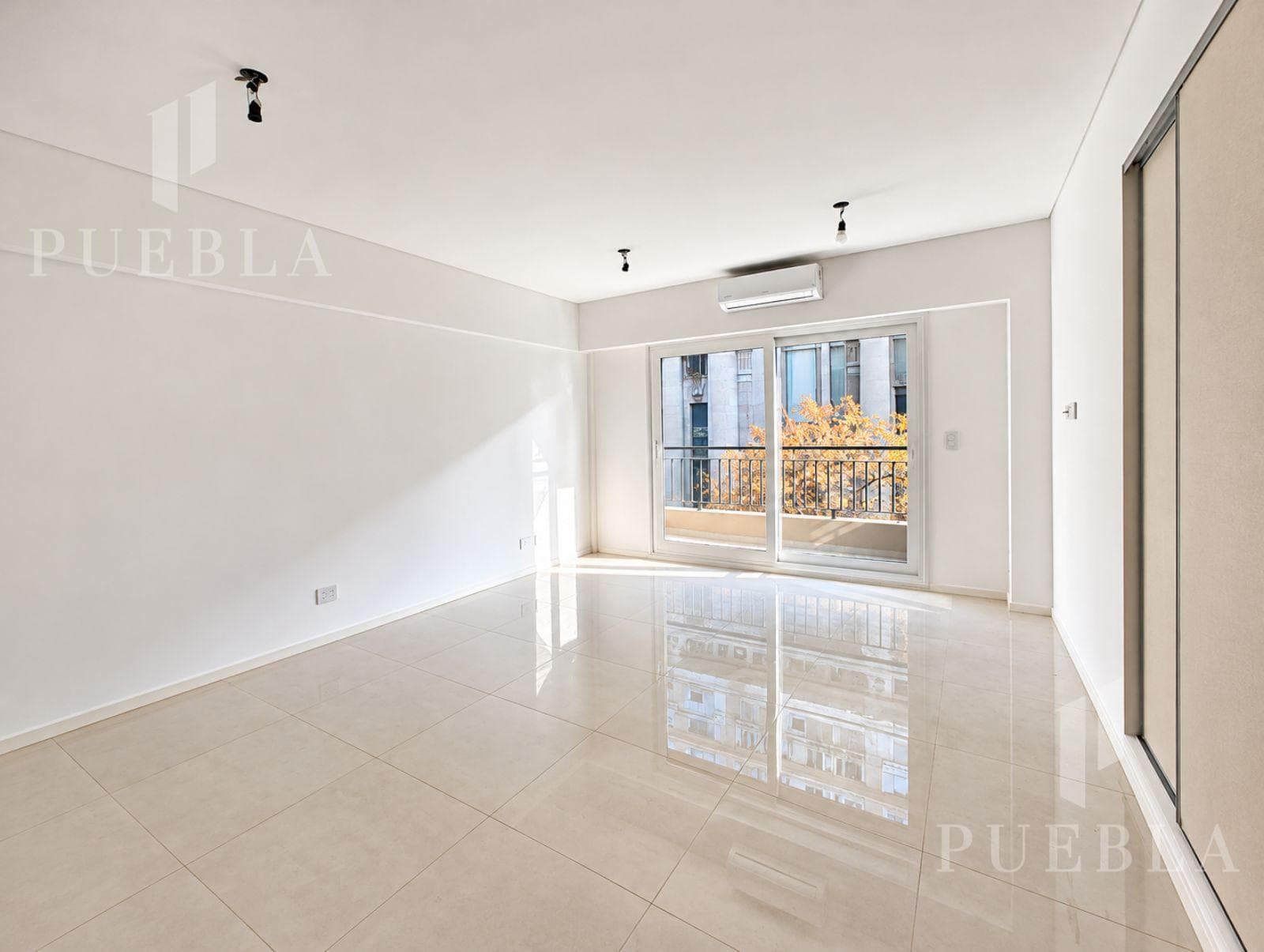 Studio apartment for rent with a balcony and amenities - Suitable for professionals - Paseo Bolívar Building