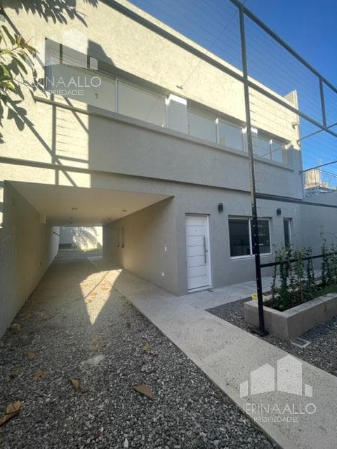 4-Room House for Sale with Garage in Castelar Sur