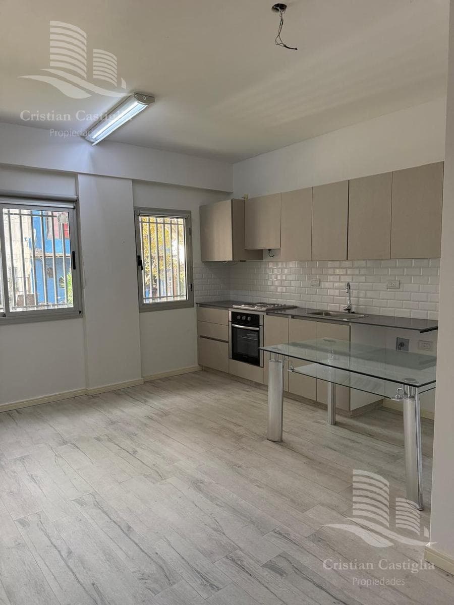 For Sale - 2-Bedroom Apartment Suitable for Professionals, with Balcony and Grill - Tigre, Northern Area