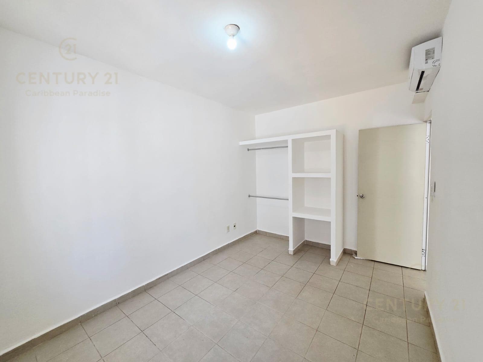 EN RENTA bonito departamento 2 rec. Cerrada Morell, Residencial Real Ibiza, Playa del Carmen P2840